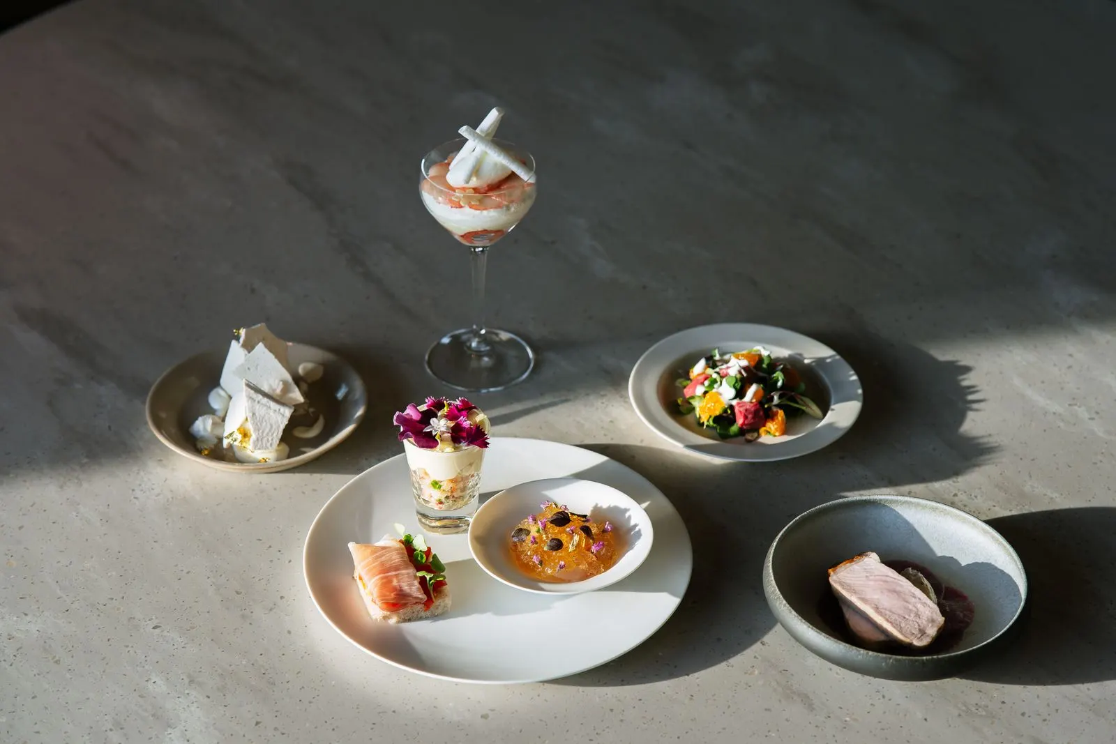 Assortiment de plats gastronomiques dressés avec soin