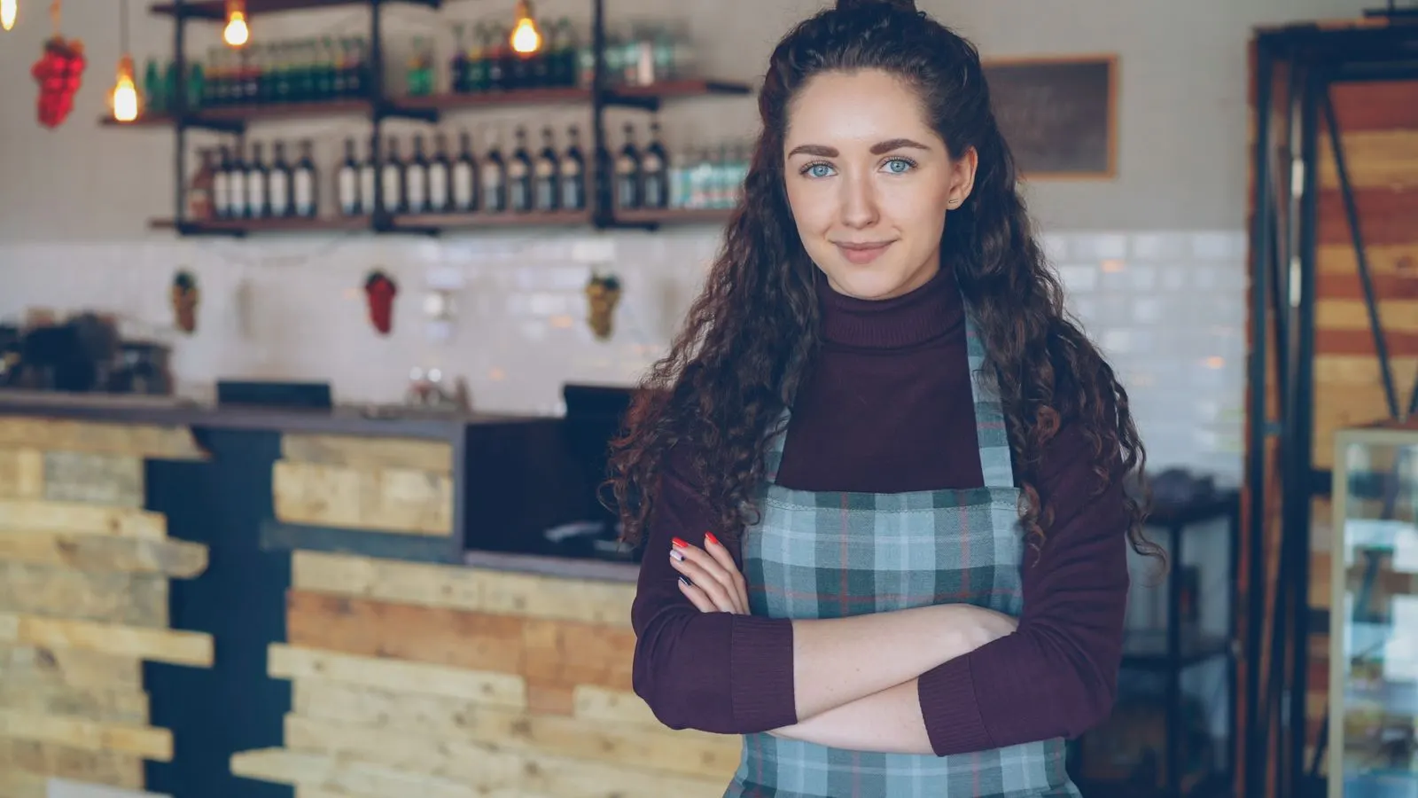 Une restauratrice dans son café